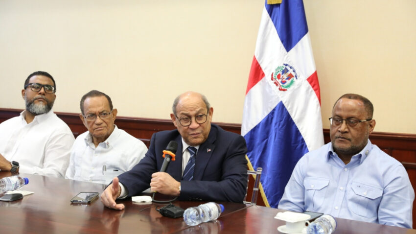 Ministro del Mescyt presenta propuesta de reforma educativa a centrales sindicales y recibe apoyo