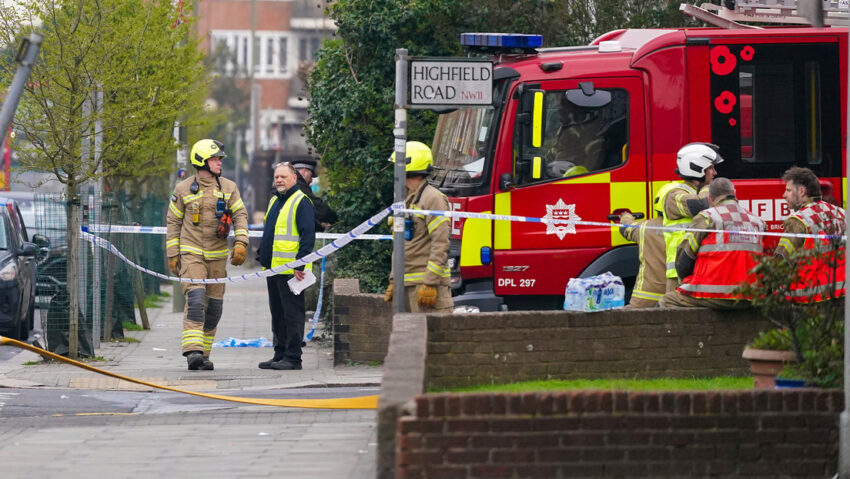 Prenden fuego a vehículos de un servicio judío de ambulancias en Londres