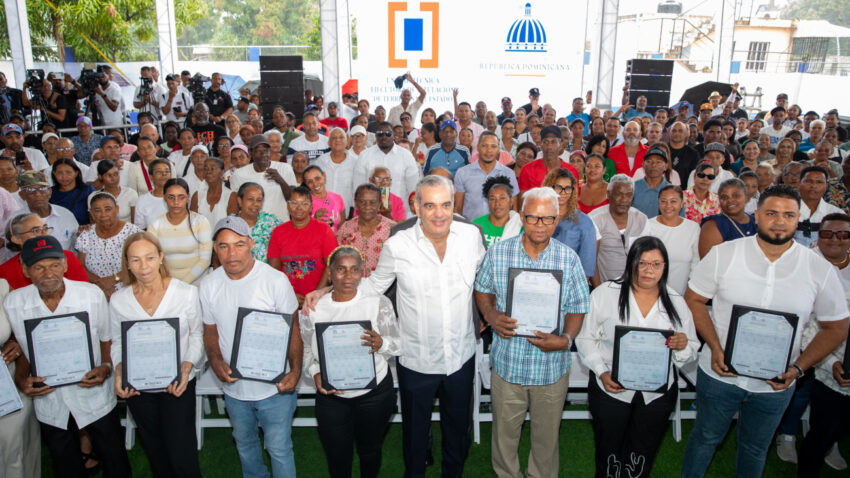 Presidente Abinader entrega 442 certificados de títulos de propiedad de los 688 contemplados en el proyecto Hato Nuevo II, lo cual impacta a 2,752 personas de Los Alcarrizos