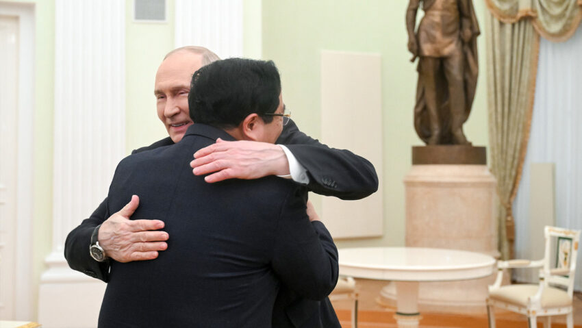 Putin y el primer ministro de Vietnam sellan su sintonía con abrazos fraternales
