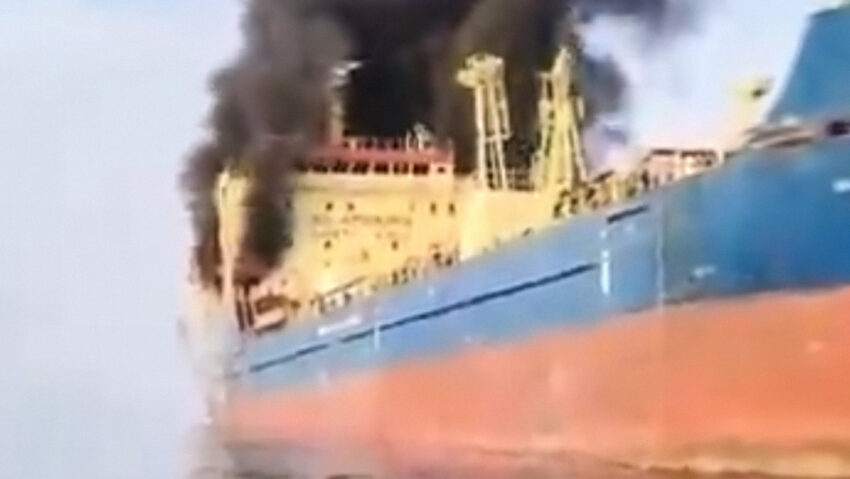 La embarcación fue alcanzada por "un proyectil desconocido sobre la línea de flotación".