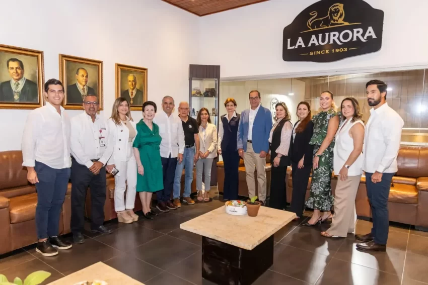 Diplomacia y Tradición: Raquel Peña y Leah Campos sellan una alianza estratégica desde el corazón de La Aurora en Santiago