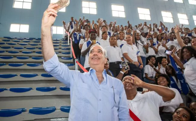 Abinader encabeza graduación de más de 4,000 jóvenes del programa Oportunidad 14/24; iniciativa ha impactado a más de 28 mil y los reincorpora a la formación técnico profesional