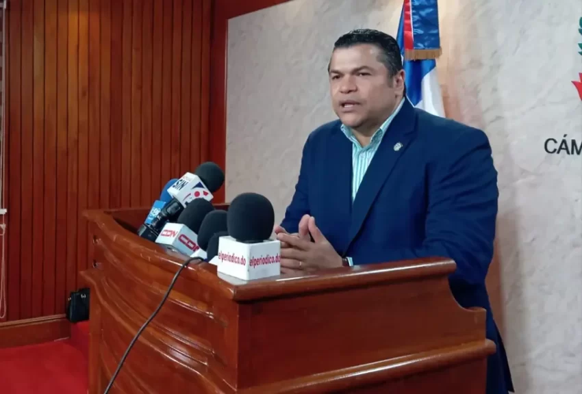 Diputado Tobías Crespo acusa Ministerio de Obras Publicas y a Alcaldía DN de mutilar las áreas verdes de Los Jardines del Norte.