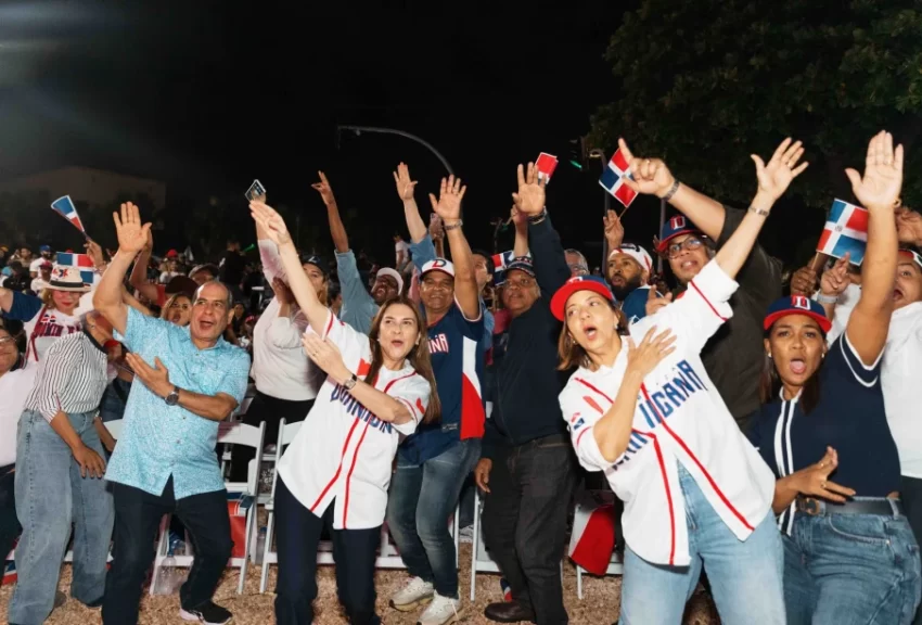 Alcaldía del DN proyecta ante miles de fanáticos triunfo de RD en el malecón