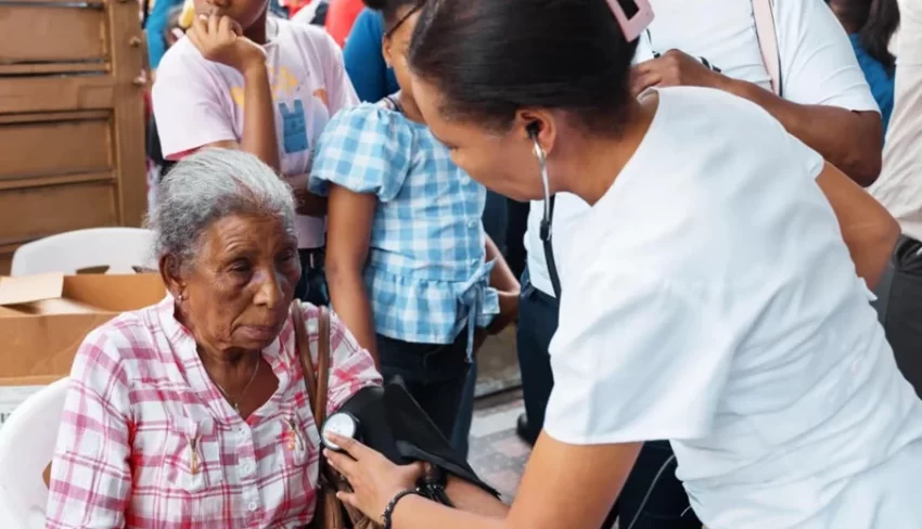 Carolina realiza gran operativo médico y social para mejorar salud en Los Pinos de Los Ríos