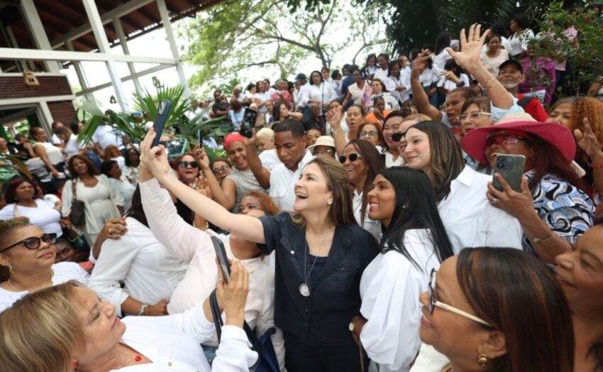 Carolina Mejía recibe respaldo mujeres en estructuras de PRM