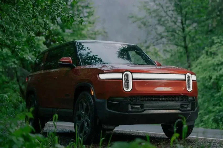 Uber invierte USD 1.250 millones en «Rivian» para desplegar robotaxis en EE. UU.