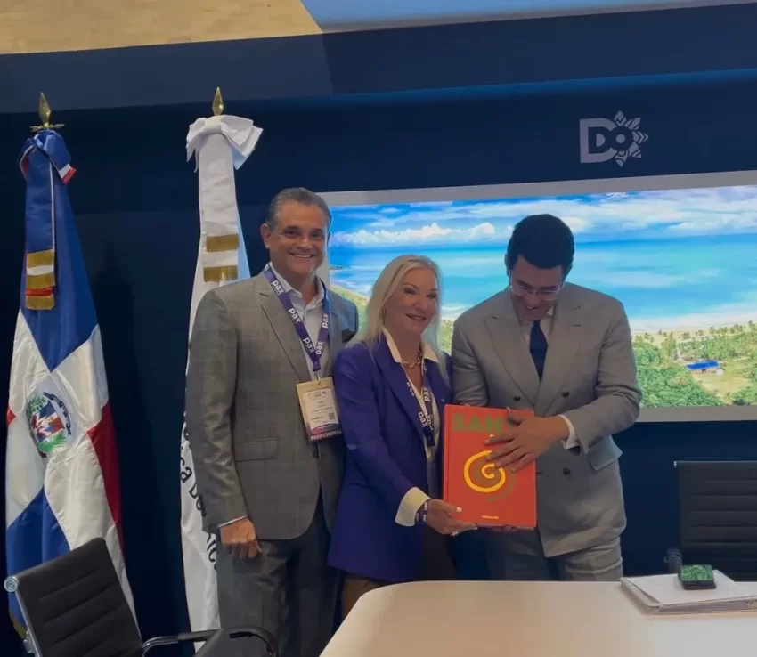 Ministro de Turismo dedica libro sobre Santo Domingo en la feria turística Anato