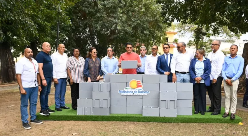 David Collado deja iniciados trabajos de revitalización del parque San Miguel y su enterno