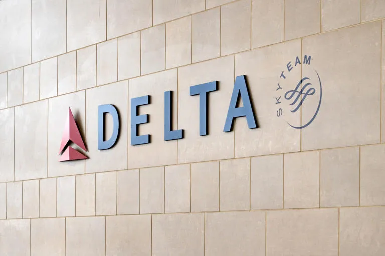 Igualdad en el Aire: Delta elimina beneficios VIP a congresistas en medio del caos aeroportuario