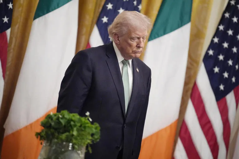 Caos en los cielos: Trump arremete contra demócratas por parálisis en aeropuertos tras un mes de cierre del DHS