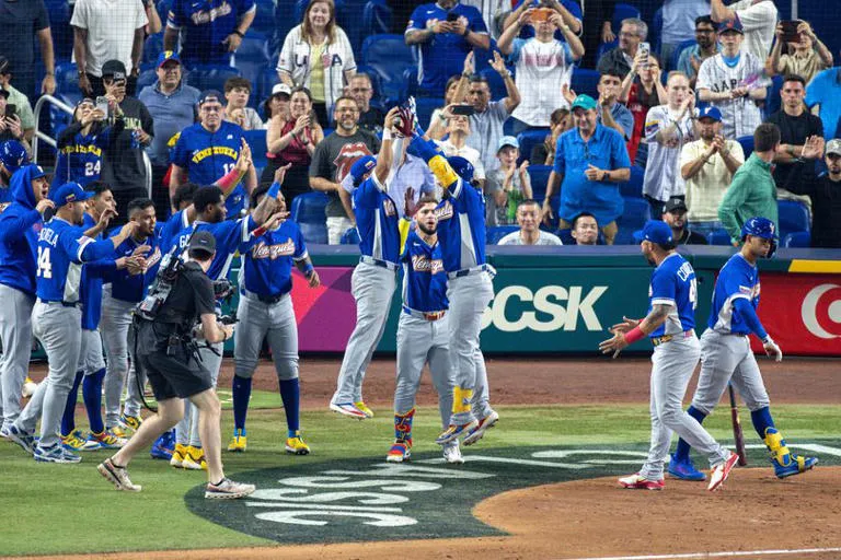 Polémica en el Clásico Mundial: Mánager de Venezuela impone "ley del silencio" sobre política en el equipo