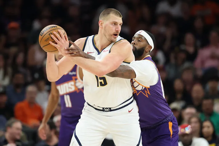 Entre el cansancio y la gloria: Un Nikola Jokić exhausto pero histórico lidera a los Nuggets