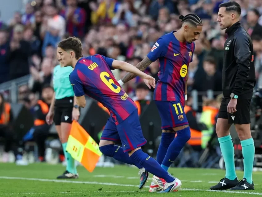 ¡Noche mágica en Montjuïc! Raphinha lidera con un triplete la contundente goleada del Barça ante el Sevilla