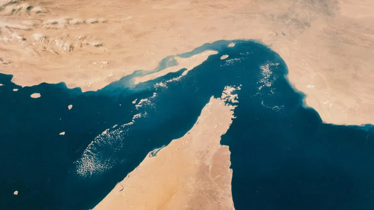 Rutas de Emergencia: Las vías de las que depende el comercio global ante la crisis en el Estrecho de Ormuz