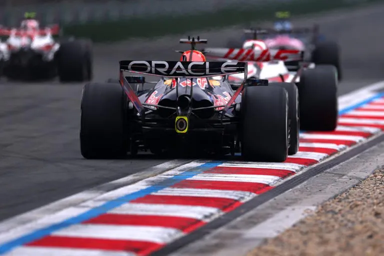 Resistencia en Red Bull: Helmut Marko mantiene la fe en Max Verstappen pese a los desafíos técnicos