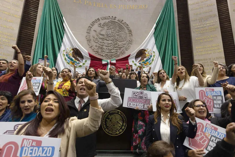 Fisura en la Cuarta Transformación: Sheinbaum acusa a sus propios aliados de frenar su Reforma Política por "temor"