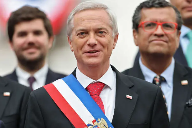 Giro radical en Chile: El nuevo presidente establece un "Gobierno de Emergencia" tras asumir el poder