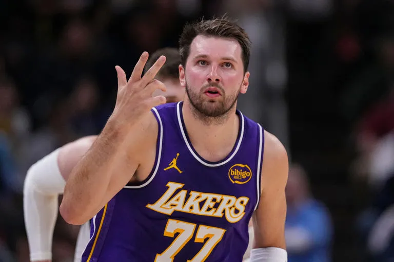 Noche de Estrellas: Doncic brilla con 43 puntos y los Lakers vencen a Pacers bajo la mirada de Caitlin Clark