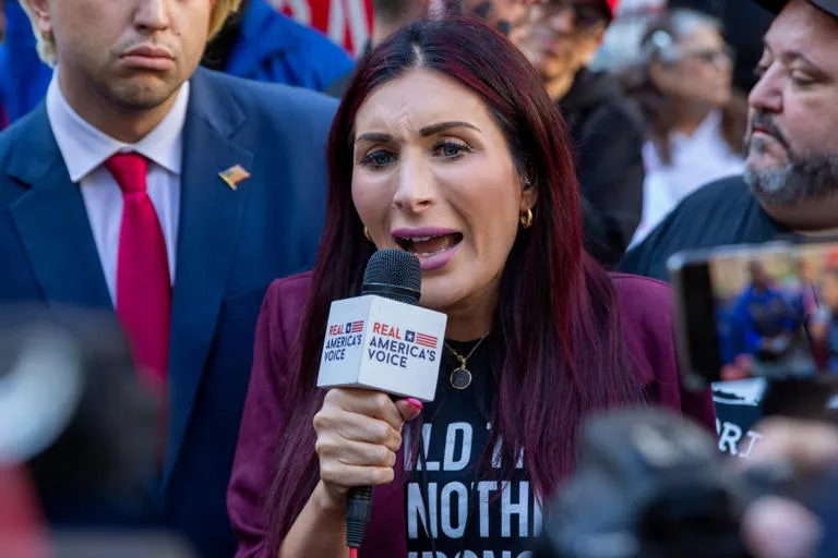 Bajo fuego: Laura Loomer enfrenta duras críticas por resurgimiento de mensajes "anti-indios"