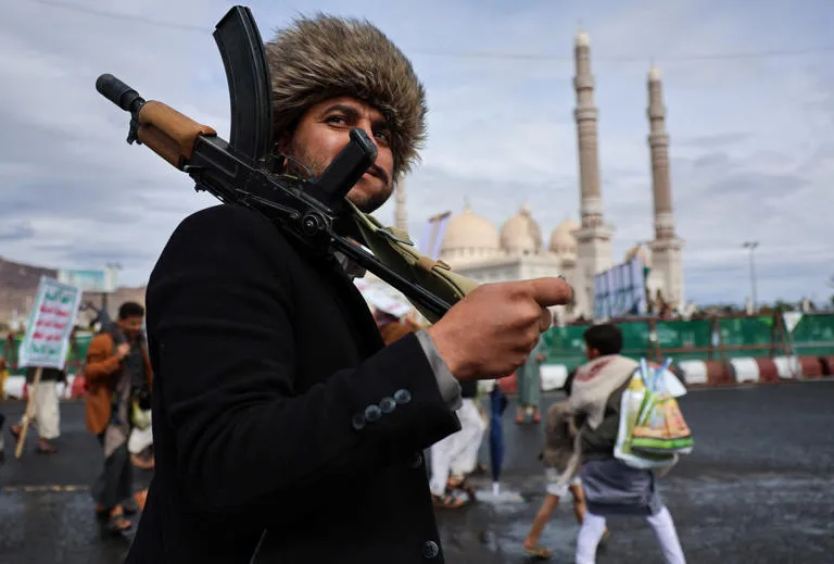 Yemen entra en escena: Los Hutíes formalizan su participación en la guerra y amenazan el equilibrio regional