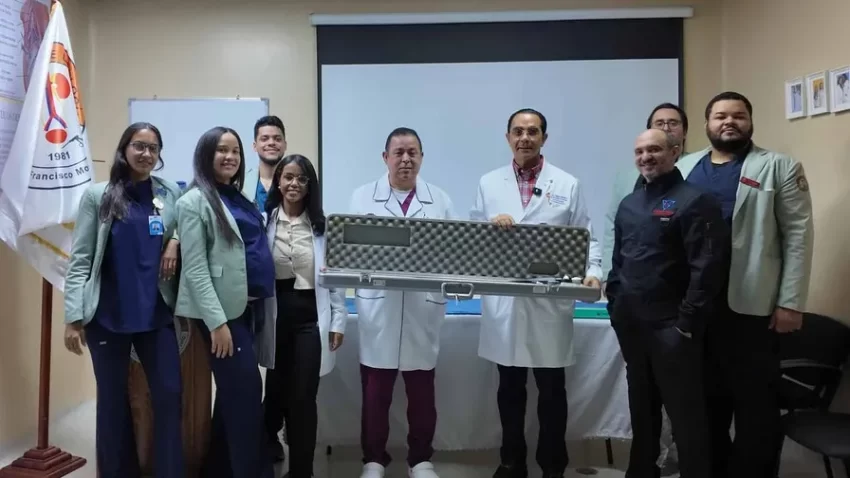 ¡Tecnología de punta para el pueblo! Dr. Pablo Mateo y Fundouro donan equipo de avanzada al Hospital Moscoso Puello