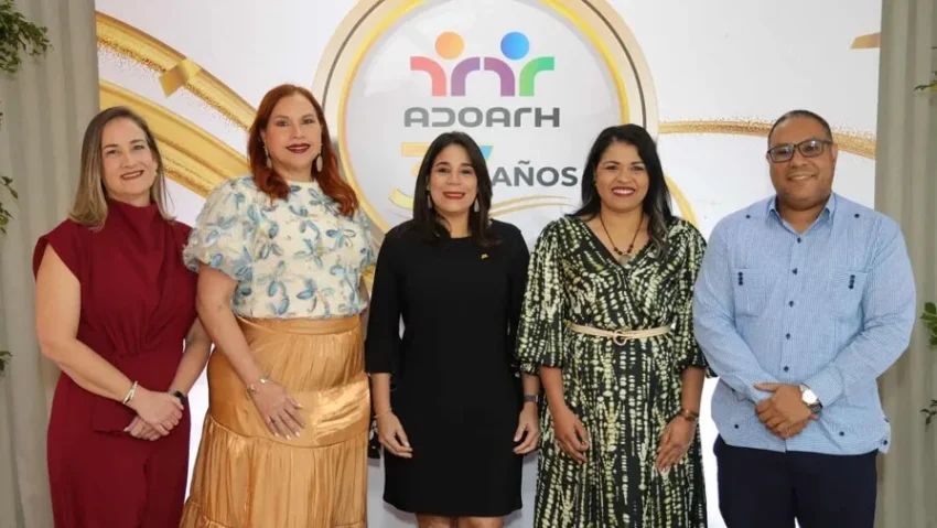 37 años impulsando el talento: ADOARH celebra su aniversario con un firme compromiso por el futuro laboral en RD Celebración Institucional: La Asociación Dominicana de Administradores de Gestión Humana (ADOARH) conmemoró este 28 de marzo de 2026 su 37.º aniversario de labor ininterrumpida. El reporte de Diario Libre destaca un evento que reunió a los principales líderes de recursos humanos y directivos de las empresas más influyentes del país. Trayectoria de Impacto: Desde su fundación en 1989, ADOARH se ha consolidado como el referente principal para la profesionalización de la gestión humana en la República Dominicana. Durante estas casi cuatro décadas, ha sido pieza clave en la modernización de las prácticas laborales y el cumplimiento de las normativas de trabajo en el país. El Reto de la IA en 2026: El discurso central de la celebración, encabezado por su directiva actual, se centró en la adaptación tecnológica. En un año donde la inteligencia artificial está rediseñando los puestos de trabajo, ADOARH reafirmó su misión de capacitar a los líderes dominicanos para que esta transición sea ética, productiva y centrada en el bienestar del colaborador. Reconocimientos Especiales: Durante la gala, se entregaron galardones a empresas y profesionales que han implementado programas innovadores de inclusión, salud mental y flexibilidad laboral, tendencias que han marcado la agenda de este 2026 en el mercado dominicano. Visión a Futuro: La asociación presentó su plan estratégico para el resto del año, que incluye una serie de congresos internacionales y alianzas con universidades para cerrar la brecha de habilidades digitales en la fuerza laboral joven de la isla. Importancia para el Sector Empresarial: Para la audiencia de Visión RDN, este evento es relevante porque ADOARH es quien dicta, en gran medida, las "reglas del juego" en cómo se contrata y se gestiona al personal en las empresas donde trabajan miles de dominicanos.