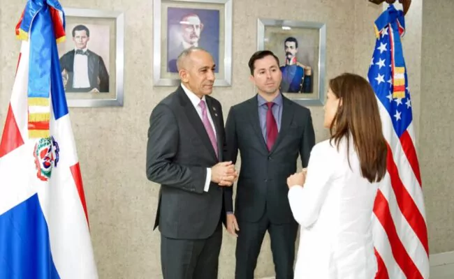 Embajadora de Estados Unidos presenta ante la DNCD nuevo agregado de la DEA en RD