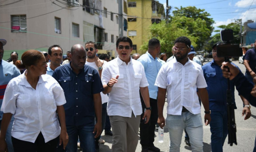 Fellito Suberví llega a Guachupita con maquinarias y un amplio personal para solucionar problemas demanda ese sector