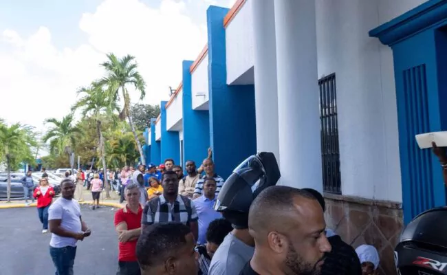 “Ya yo he venido 3 veces a sacar esta vaina"; quienes acuden al Intrant a renovar la licencia de conducir siguen "cogiendo lucha"