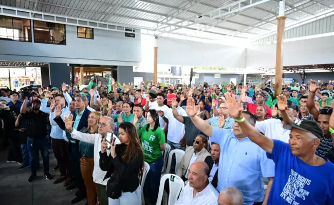 Leonel Fernández juramenta en FP a exgobernador de Hermanas Mirabal y dirigentes del PRM y PLD