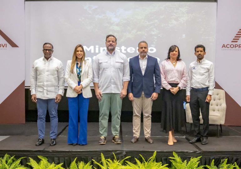 Ministro Paíno Henríquez aborda avances hacia una permisología ambiental más eficiente en encuentro con ACOPROVI