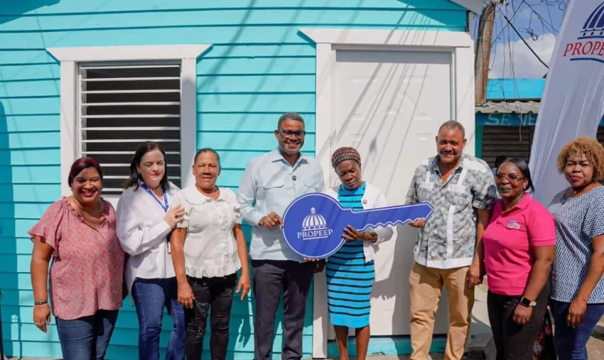 Propeep entrega vivienda reconstruida a Carmen Araujo, no vidente de 64 años en Capotillo