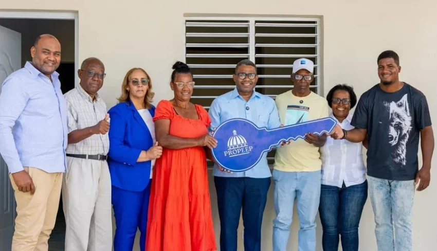 Propeep entrega vivienda remozada y equipada a familia de escasos recursos afectada por incendio en San Cristóbal