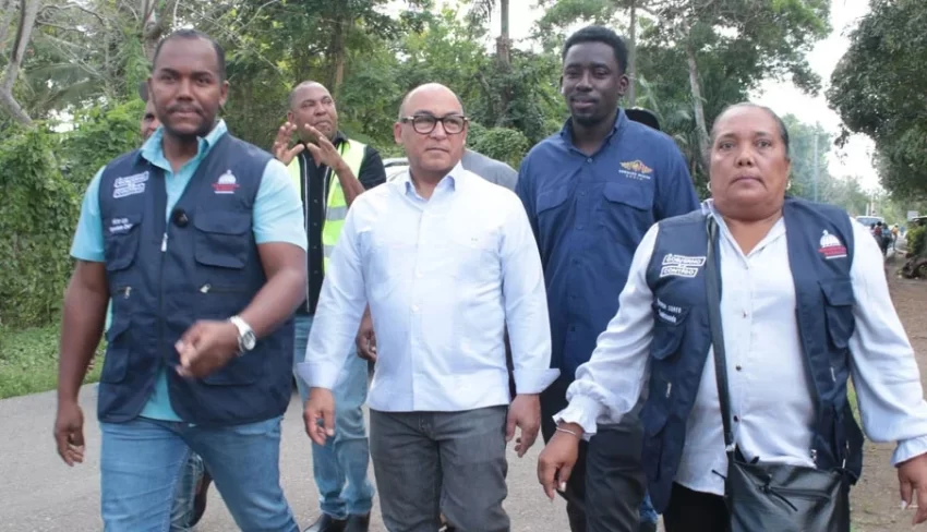 Rolfi Rojas recorre el Gran Santo Domingo, supervisando los trabajos de “Techos Dignos”