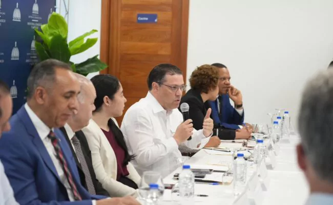 Sanz Lovatón impulsa formalización en la mesa de ilícitos; CECCOM, DGII y DGA harán operativos conjuntos para proteger producción nacional y la competencia leal