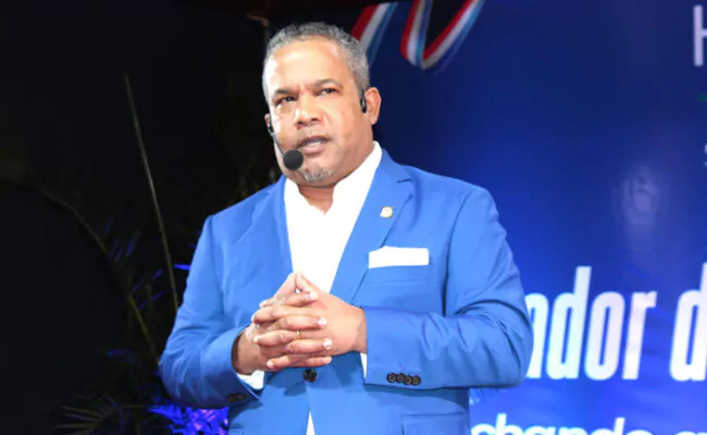 Senador Héctor Acosta se declara “100 por ciento de Carolina Mejía”