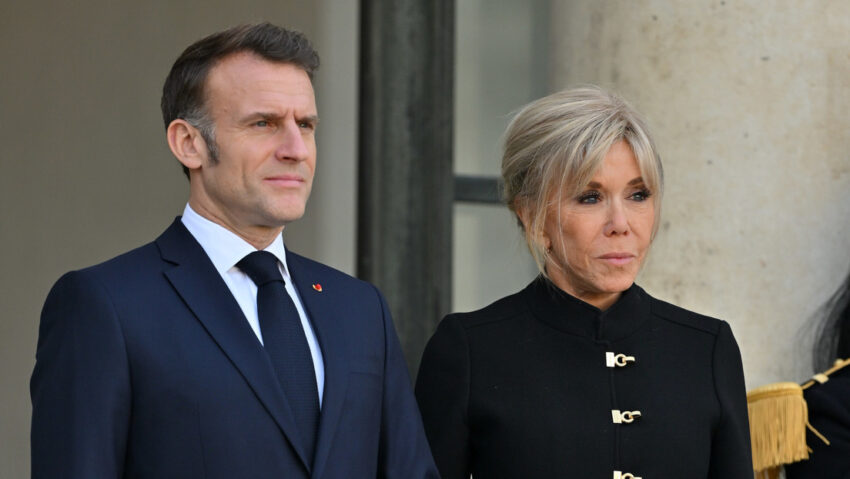 "Aún se está recuperando del derechazo en la mandíbula": Trump se burla de los "malos tratos" que da a Macron su esposa