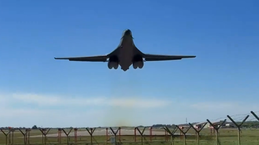 Bombardero pesado de EE.UU. realiza vuelo de entrenamiento en Reino Unido