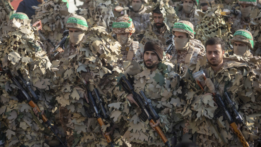 "Con el dedo en el gatillo": Militares iraníes se declaran en alerta máxima ante cualquier agresión