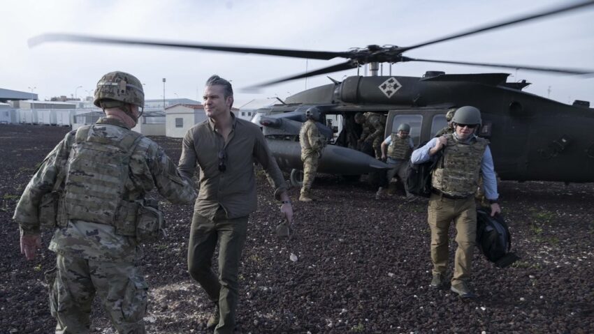 El secretario de Guerra de EE.UU. visita a las tropas durante la ofensiva contra Irán