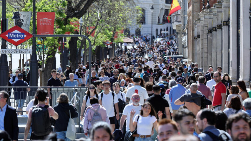 España regularizará a medio millón de migrantes