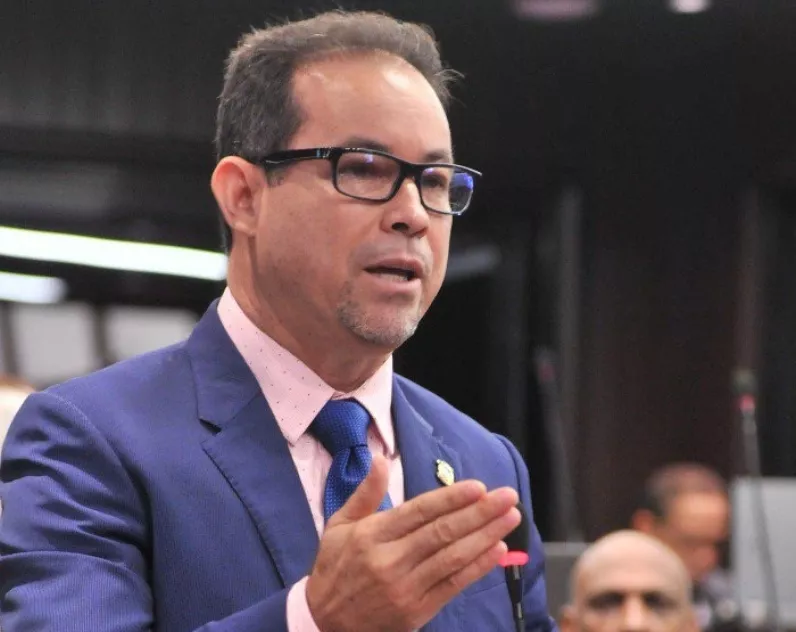 Legisladores del PRM rellenan de piropos a Danilo Medina