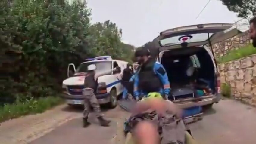 Paramédicos libaneses captan el momento en que son atacados por un misil israelí