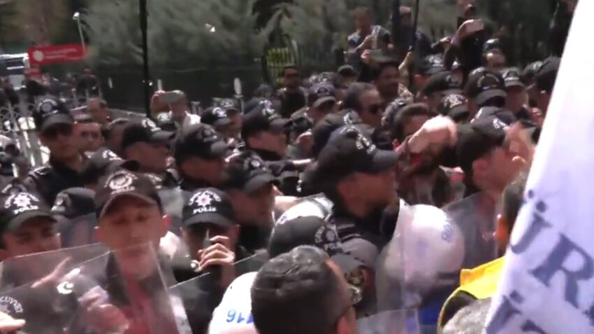 Profesores se enfrentan con la Policía en medio de protestas tras tiroteos escolares en Turquía