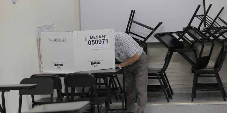 Publican primeros resultados de las elecciones en Perú