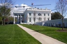 Trump defiende su proyecto de un salón de baile en la Casa Blanca un día después del tiroteo