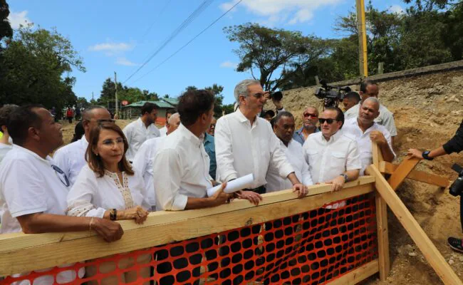 Presidente Abinader anuncia la construcción de un complejo de 112 apartamentos para afectados por las lluvias en Villa Montellano, Puerto Plata