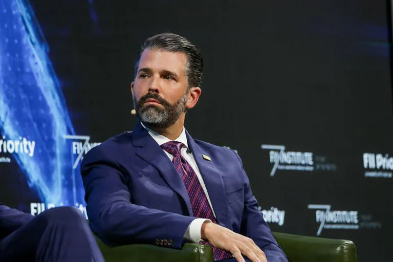 "Demoníaca": Donald Trump Jr. desmiente categóricamente los rumores sobre la hospitalización de su padre